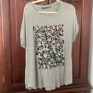 🌻 3 for 20: Sparkly Ombré Leopard Print Tee